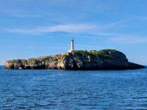 MOURO island blue water clear sky lighthouse scuba diving buceo en Cantabria