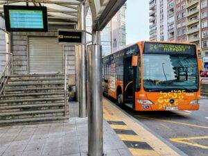 santander airport shuttle orange bus city s4 alsa desde el aeropuerto de Santander al lotniska do centrum