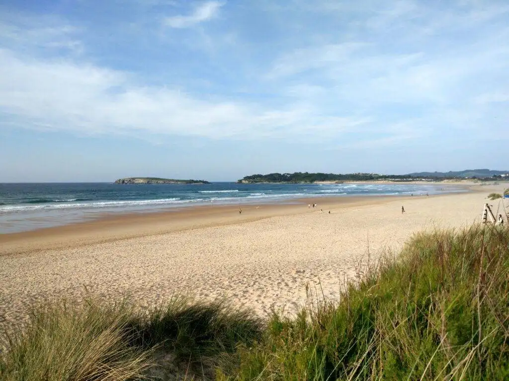 somo beach and green grass surf en Cantabria in surf w kantabrii