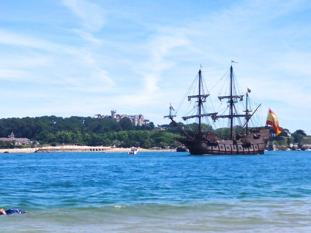 palacio magdalena santander old ship spanish flag blue water organizar viaje a Cantabria