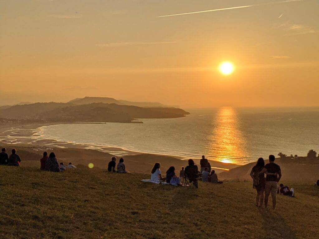 mirador guerra oyambre sunset mountains and couples travel to Cantabria surf w kantabrii